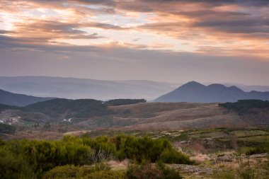 Mondim de Basto manzara doğa manzarası Sinyora da Graca, gün batımında Portekiz