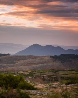 Mondim de Basto manzara doğa manzarası Sinyora da Graca, gün batımında Portekiz