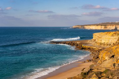 Ericeira, Portekiz 'de güneşli bir günde Orelheira plajı