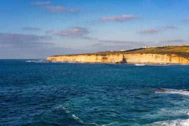 Ericeira deniz kayalıkları Portekiz 'de gün batımında