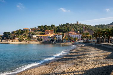 Köyün tepesinde değirmen olan plajın manzarası.