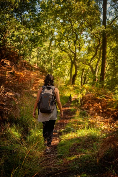 Mujer Caucásica Senderismo Sendero Naturaleza Paisaje Caída Paisaje Mondim Basto — Foto de Stock