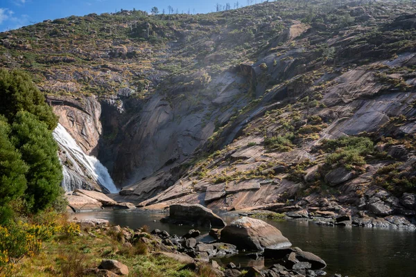 Ezaro Cascada Agua Que Estrella Lago Entre Las Rocas España — Foto de Stock
