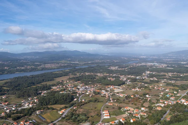Vila Nova de Cerveira insansız hava aracı Minho nehri ve İspanya ile nehrin diğer tarafında.