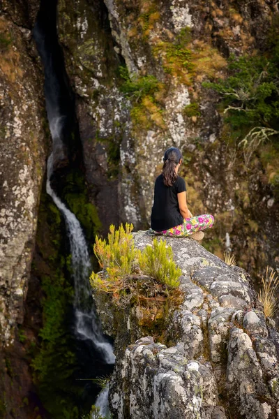Mujer Relajada Mirando Una Cascada Sentada Paisaje Rocoso Parque Nacional — Foto de Stock