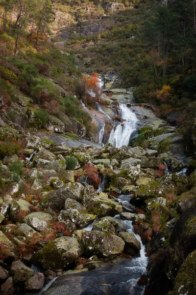 Водопад Билью Осеннего Цвета Мондим Басто Португалия — стоковое фото