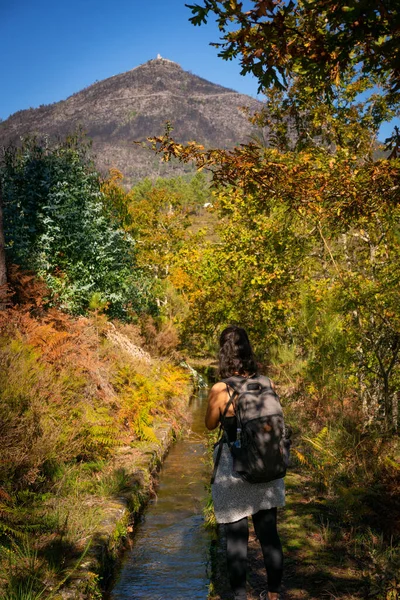 Mujer Fotografiando Nossa Senhora Graca Santuario Cima Cerca Río Mondim — Foto de Stock