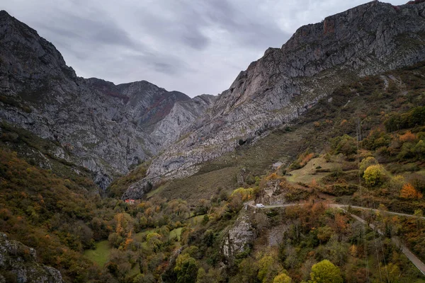 Hegyvidéki Táj Picos Europa Nemzeti Parkban Spanyolország — Stock Fotó
