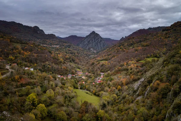 Picos de Europa Ulusal Parkı 'ndaki dağ manzarası, İspanya