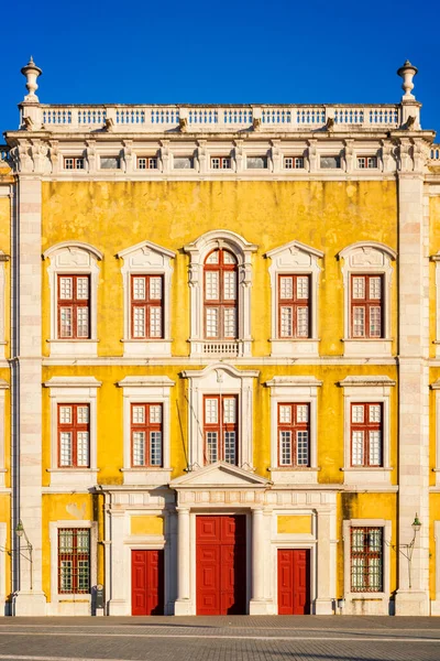 Mafra Slottsfasad Med Röda Dörrar Och Fönster Portugal — Stockfoto