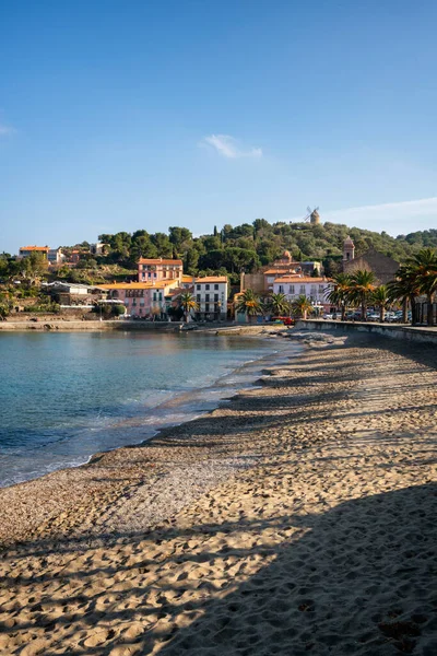 Collioure Utsikt Från Stranden Med Mill Toppen Byn — Stockfoto