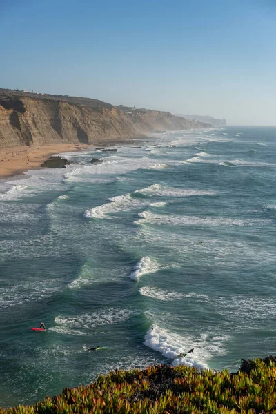 Stranden Magoito Med Surfare Som Surfar Havsvågorna Sintra Portugal — Stockfoto
