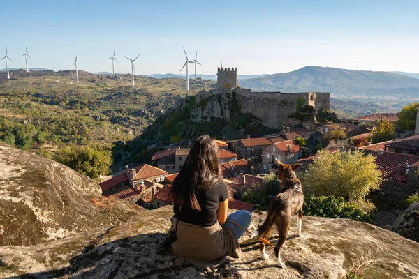 Kadın Köpek Portekiz Deki Sortelha Kalesine Antik Taş Evlere Rüzgar Telifsiz Stok Imajlar