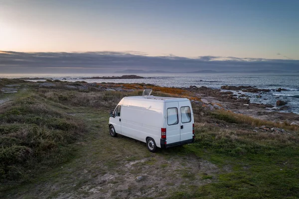 Camper Van Motorhome Сонячними Панелями Drone Air View Морському Ландшафті Стокове Фото