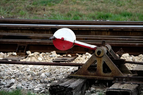 Spoor en de trein stopt bij de volgende — Stockfoto