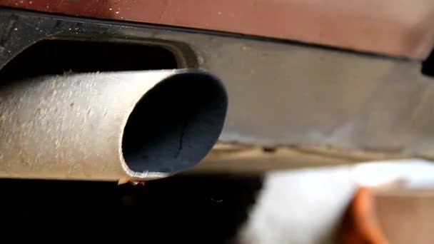 Smoke exhaust pipe car — Stock Video