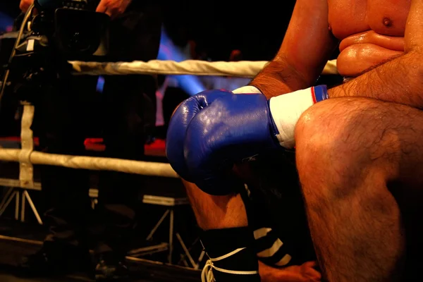 Guantes de boxeo durante un combate de boxeo profesional — Foto de Stock