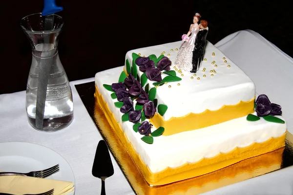 婚礼蛋糕及礼帽，几个 — 图库照片