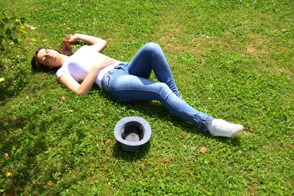 Belle femme est couchée et se reposant dans l'herbe — Photo