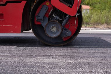 Şehir yolu asfaltlaması işe yarıyor. Asfalt kaldırım. Paver makinesi ve yol silindiri. Yeni yol yapımı.
