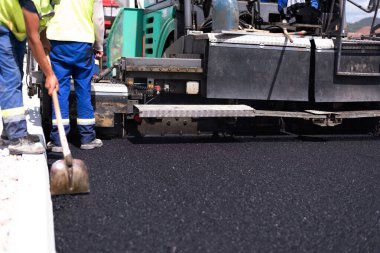 Şehir yolu asfaltlaması işe yarıyor. Asfalt kaldırım. Paver makinesi ve yol silindiri. Yeni yol yapımı.