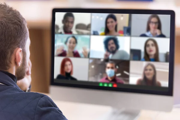 대학생 컴퓨터를 교수와 대화하는 비디오 콘퍼런스 전화에 온라인 — 스톡 사진
