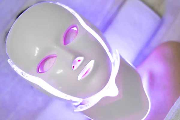 Led Masker Regeneratieve Behandeling Toegepast Een Jonge Vrouw — Stockfoto