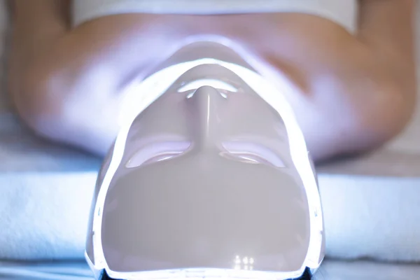 Led Masker Regeneratieve Behandeling Toegepast Een Jonge Vrouw — Stockfoto