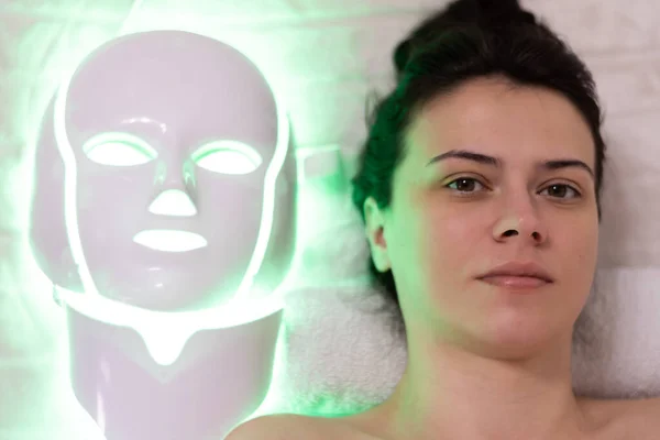 Led Mask Regenerativ Behandling Tillämpas Ung Kvinna — Stockfoto