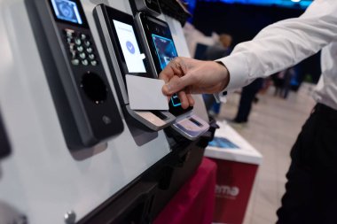 Güvenlik sistemine girmek için parmak izi taraması