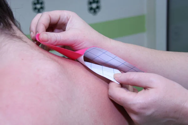 Kinesiologie Tape Behandeling Met Roze Tape Vrouwelijke Atleet Patiënt Gewonde — Stockfoto