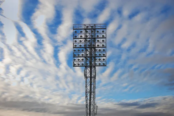 Destaques Mastro Iluminação Sobre Estádio Contra Céu Azul Com Nuvens — Fotografia de Stock