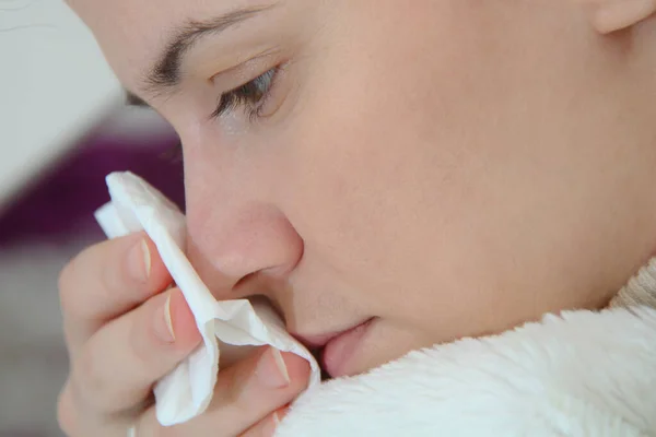 患流感 发烧和咳嗽的生病妇女坐在家里的沙发上 鼻涕和打喷嚏的病人 — 图库照片