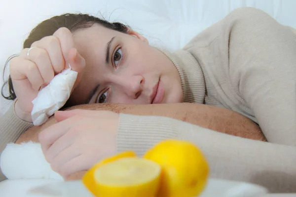 インフルエンザ 発熱や咳を自宅でソファに座って病気の女性 鼻を吹いて組織でくしゃみをする人は — ストック写真