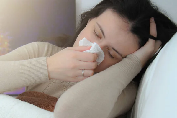 Zieke Vrouw Met Griep Kou Koorts Hoesten Thuis Bank Ill — Stockfoto