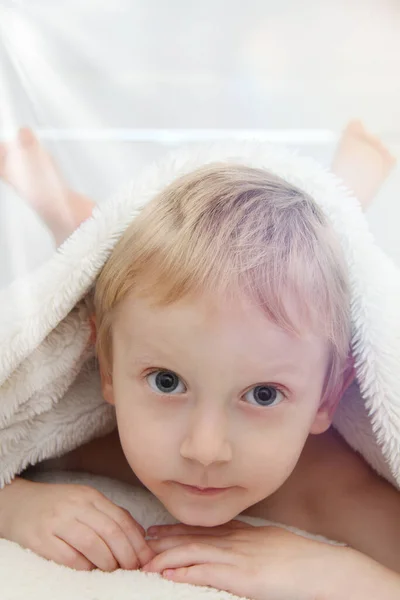 Уютный Отдых Дома Милый Маленький Ребенок Лежит Белым Трикотажным Одеялом — стоковое фото
