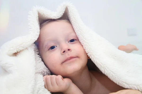 Acogedoras Vacaciones Casa Lindo Niño Mintiendo Debajo Manta Punto Blanco — Foto de Stock