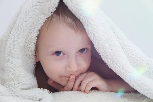 Przytulne Wakacje Domu Cute Little Dziecko Leżące Pod Białym Dzianiny — Zdjęcie stockowe