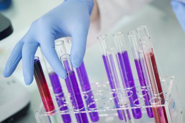 Genetik laboratuarında çalışan üniformalı genç bilim adamı.