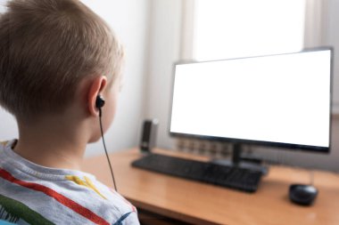 Genç çocuk video konferansında öğretmeniyle birlikte evdeki odasında e-öğreniyor. Evde eğitim ve uzak öğrenim, çevrimiçi, eğitim ve internet kavramı