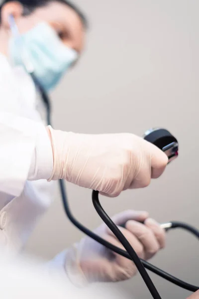 Médica Médica Que Mede Pressão Arterial Para Doente — Fotografia de Stock