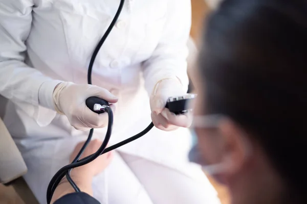 Médico Femenino Que Mide Presión Arterial Paciente —  Fotos de Stock