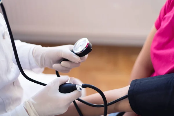 Lekarz Medycyny Kobiece Pomiaru Ciśnienia Krwi Pacjenta — Zdjęcie stockowe