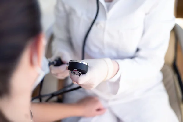 Kvinnliga Medicine Doktor Mäta Blodtryck För Att Patienten — Stockfoto