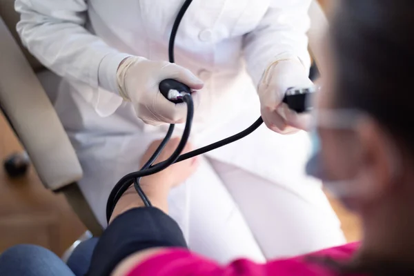 女性医学博士の患者に血圧測定 — ストック写真