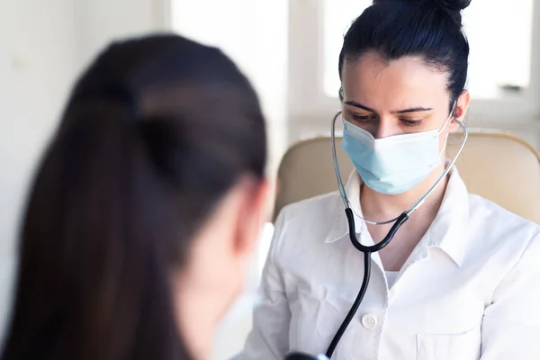 Médico Femenino Que Mide Presión Arterial Paciente —  Fotos de Stock