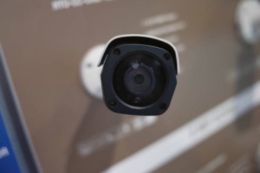 CCTV güvenlik kamerası, yakın çekim fotoğrafı. Showroom 'daki güvenlik kameraları