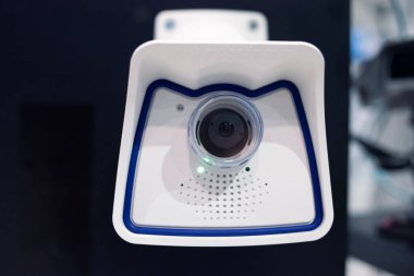 CCTV güvenlik kamerası, yakın çekim fotoğrafı. Showroom 'daki güvenlik kameraları