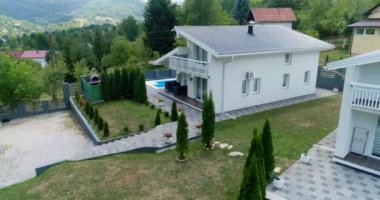Dağ köyünde havuzlu güzel bir evin havadan çekilmiş görüntüleri.
