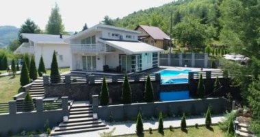 Dağ köyünde havuzlu güzel bir evin havadan çekilmiş görüntüleri.